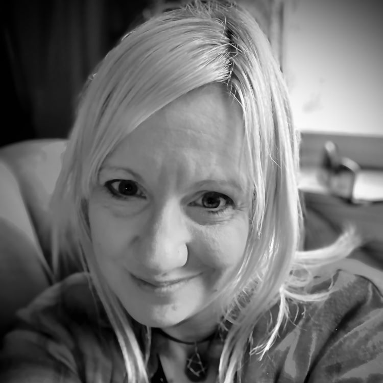 Elizabeth Broadbent, author image